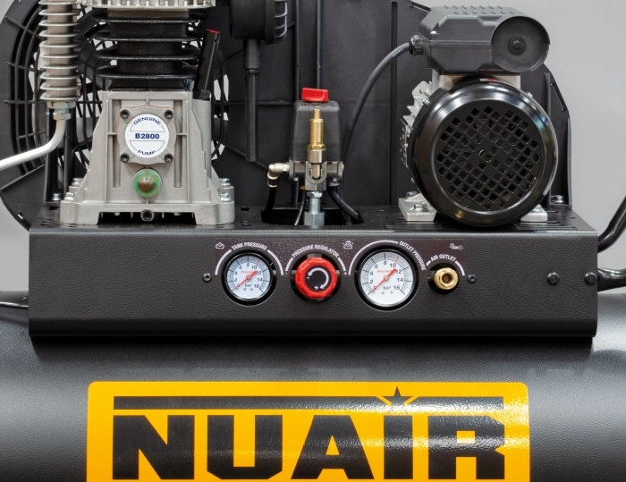 Painel de controlo integrado na estrutura do tanque para maior proteção. Manómetros de grandes dimensões instalados no compressor para garantir uma legibilidade ótima. Comandos do regulador de pressão mais ergonómicos, equipados com o inovador sistema de regulação por etapas.