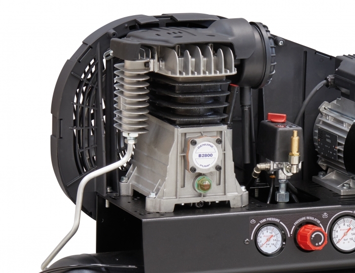 Cabeça do compressor altamente fiável com cilindro de ferro fundido. Ampla superfície de ventilação para uma melhor refrigeração. Cárter sobredimensionado garante uma excelente lubrificação.