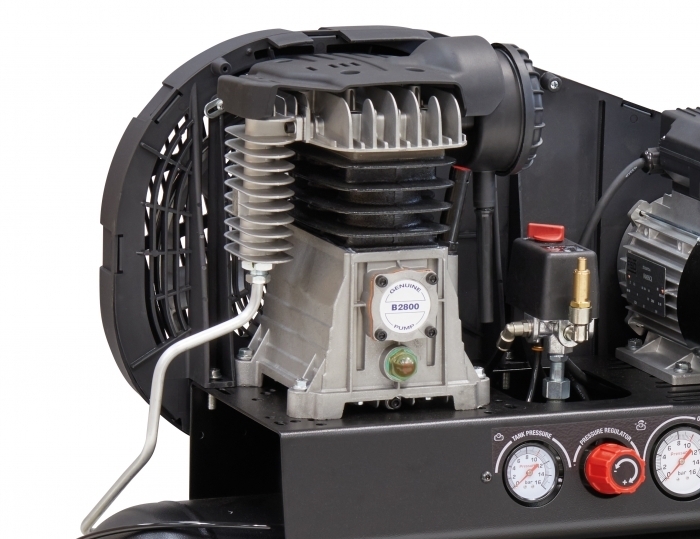 Cabeça do compressor altamente fiável com cilindro de ferro fundido. Ampla superfície de ventilação para uma melhor refrigeração. Cárter sobredimensionado garante uma excelente lubrificação.