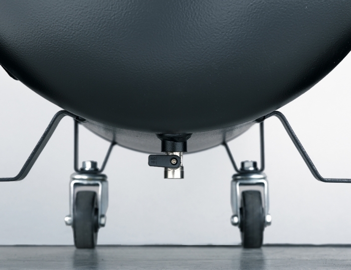 Equipada com rodas de maior diâmetro, painel de controlo integrado e rodízios giratórios duplos com travões. Válvula de esfera profissional com caudal aumentado para evitar entupimentos e bloqueios.