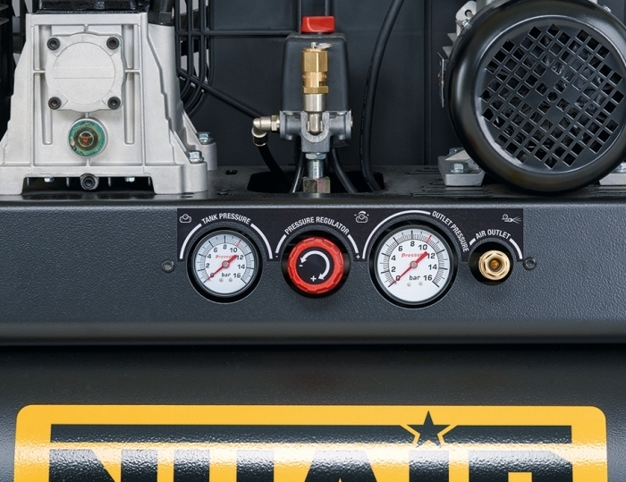 Painel de controlo integrado na estrutura do tanque para maior proteção. Manómetros de grandes dimensões instalados no compressor para garantir uma legibilidade ótima. Comandos do regulador de pressão mais ergonómicos, equipados com o inovador sistema de regulação por etapas.