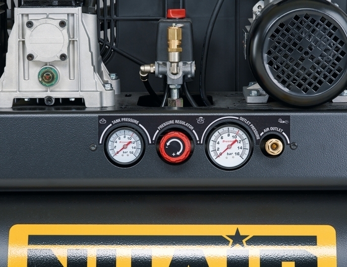 Painel de controlo integrado na estrutura do tanque para maior proteção. Manómetros de grandes dimensões instalados no compressor para garantir uma legibilidade ótima. Comandos do regulador de pressão mais ergonómicos, equipados com o inovador sistema de regulação por etapas.