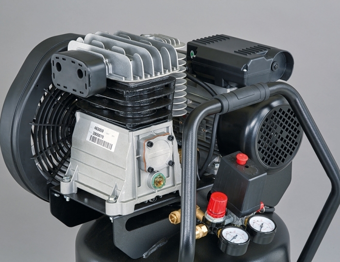 Grupo cabezal mono-etapa con doble cilindro y hierro fundido. un amplio colector de salida para mejorar la refrigeración del aire.