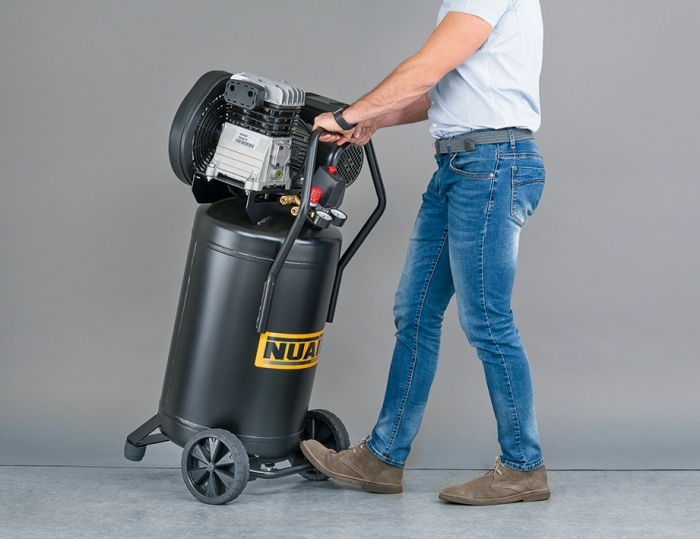 Fácil transporte gracias a su amplio manillar y sus ruedas sobre dimensionadas.