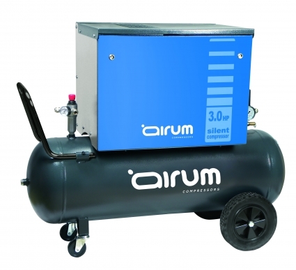 
	Compresor de piston portatil, con caja metalica insonorizada que reduce el nivel sonoro y protegiendo a la vez los elementos moviles. Creando un ambiente de trabajo mas comodo y un alto nivel de proteccion.
