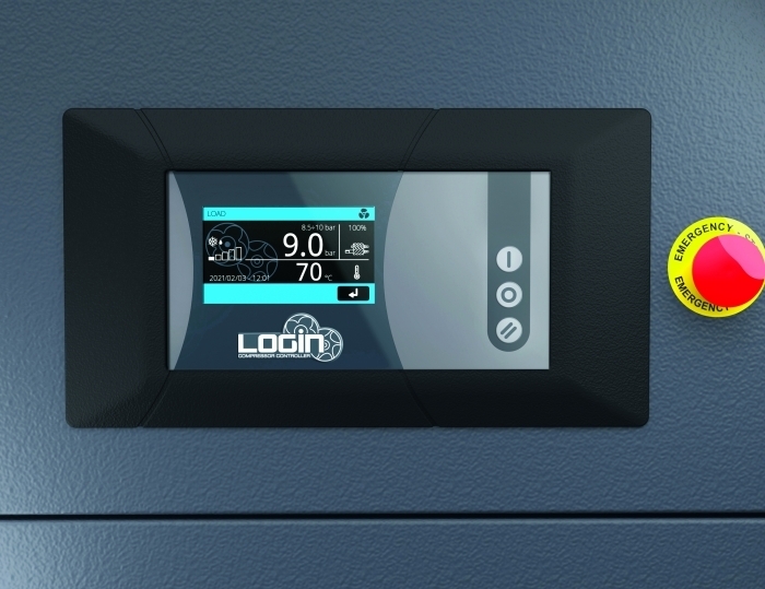 La máquina está equipada con refrigerador posterior, motor eléctrico IE4 de imanes permanentes y panel de control LOGIN con pantalla táctil. Este controlador optimiza el rendimiento, monitoreando el funcionamiento y alertando sobre anomalías para garantizar la máxima eficiencia.