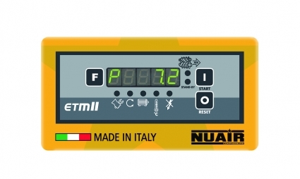 
	Control electronico ETMII, indica: presion de trabajo, horas de trabajo y carga, estado carga/vacio, 

	temperatura del aceite, sentido de rotacion.

	&nbsp;

	4 Avisos de mantenimiento.

	6 Avisos de alarma.

	&nbsp;
