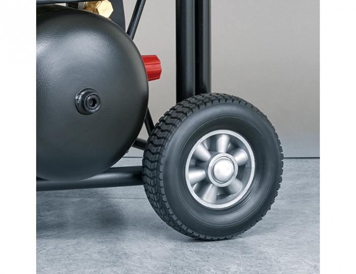 Roda de grande diâmetro e resistente a furos para um melhor transporte.