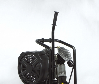 Asa con empuñadura extensible para facilitar el transporte.