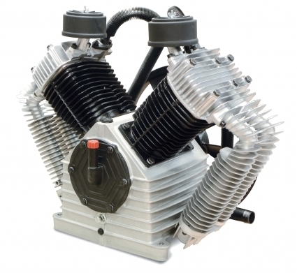 COMPRESSOR DE DOIS ESTÁGIOS EM FORMATO DE V: Adequado para um funcionamento contínuo, potente, fiável e de elevada exigência. Elevado desempenho e longa vida útil. Vibrações mínimas devido à sua menor velocidade de rotação, o que reduz o ruído. Desempenho melhorado graças ao aumento da entrada de ar e da eficiência volumétrica, colocando estes compressores no topo da sua categoria.