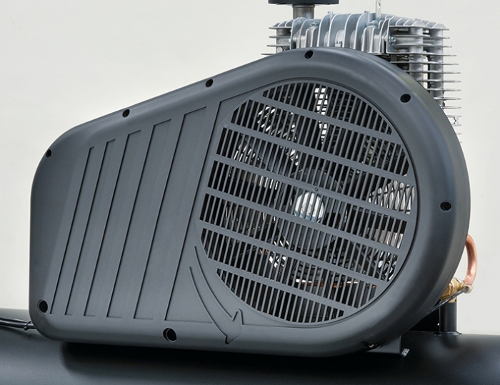 Protetor de cinto robusto em plástico que protege todas as peças móveis e, graças ao seu design, aumenta a ventilação sobre a cabeça.