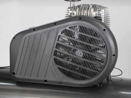 Protetor de cinto robusto em plástico que protege todas as peças móveis e, graças ao seu design, aumenta a ventilação sobre a cabeça.