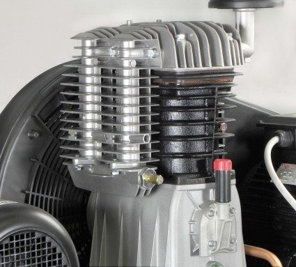 
	Grupo de bombeo bi-estadio con cilindros de fundici&oacute;n, provisto de amplias tomas para una mejor refrigeraci&oacute;n del aire comprimido.
