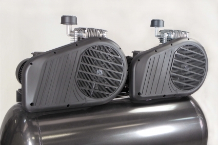 
	Robustos cubre-correa de pl&aacute;stico, pensados para mejorar la ventilaci&oacute;n de los dos grupos de bombeo.
