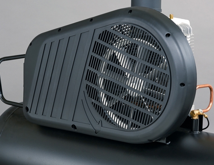 Protetor de cinto robusto em plástico que protege todas as peças móveis e, graças ao seu design, aumenta a ventilação sobre a cabeça.