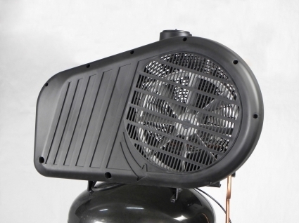 Protetor de cinto robusto em plástico que protege todas as peças móveis e, graças ao seu design, aumenta a ventilação sobre a cabeça.