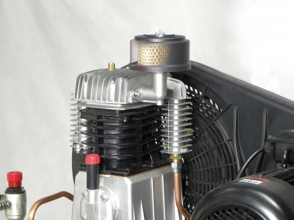 Conjunto de cabeça de duplo estágio com cilindro de ferro, equipado com grandes coletores entre os estágios e as alhetas subsequentes para maior refrigeração.