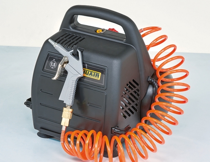 Equipado com um gancho para pendurar acessórios.