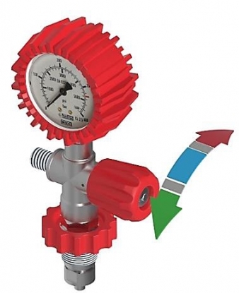 El compresor esta equipado con regulador de llenado alta presión, con varios conectores para 200 Bar o 300 Bar. La construcción de este componente hace que sea más fácil de usar. De hecho, con un simple giro del pomo se puede cerrar el paso de aire y despresurizar la válvula para poder quitar la botella.