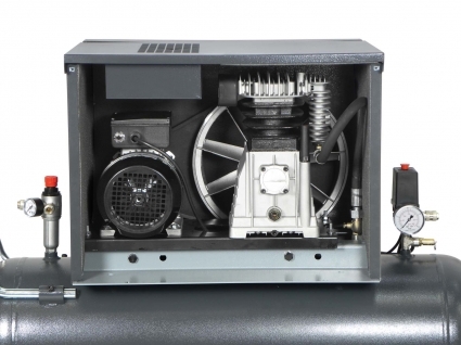 
	Total accesibilidad a las partes internas, tanto mecanicas como electricas. Facil mantenimiento.
