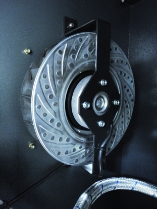 
	Ventilador centrifugo, controlado termostaticamente para una refrigeracion ideal, manteniendo un bajo nivel sonoro.
