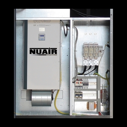 
	Con REGULACION INVERTER (velocidad variable). La aplicacion de la tecnologia inverter permite mantener una presion de suministro constante , mediante el ajuste de la velocidad de rotacion del motor electrico, y por consiguiente, de la unidad de tornillo. El controlador electronico controla la frecuencia de salida del inversor acelerando o desacelerando el motor electrico, con el fin de mantener una presion de linea constante. Los beneficios inmediatos de esta solucion son la constante de la presion de la linea, la optimizacion del consumo de energia y un menor desgaste de los componentes mecanicos.
