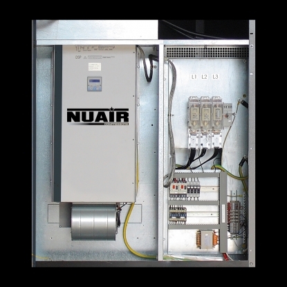 
	Con REGULACION INVERTER (velocidad variable). La aplicacion de la tecnologia inverter permite mantener una presion de suministro constante , mediante el ajuste de la velocidad de rotacion del motor electrico, y por consiguiente, de la unidad de tornillo. El controlador electronico controla la frecuencia de salida del inversor acelerando o desacelerando el motor electrico, con el fin de mantener una presion de linea constante. Los beneficios inmediatos de esta solucion son la constante de la presion de la linea, la optimizacion del consumo de energia y un menor desgaste de los componentes mecanicos.
