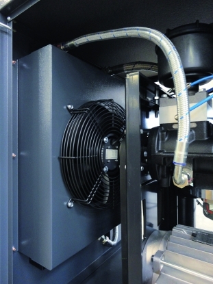 
	Ventilador centrifugo, controlado termostaticamente para una refrigeracion ideal, manteniendo un bajo nivel sonoro.
