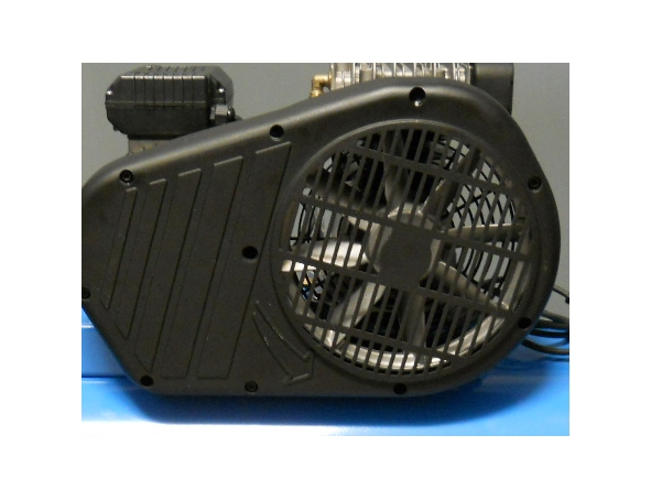 Robusto protector de plástico para proteger las partes móviles y mejorar la ventilación del compresor.